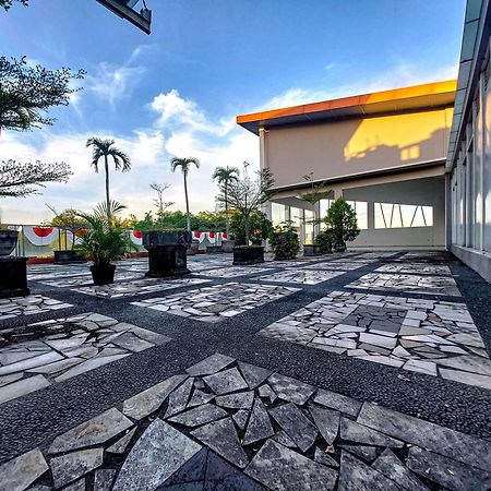 Prima Sr Hotel & Convention Yogyakarta Слеман Екстериор снимка