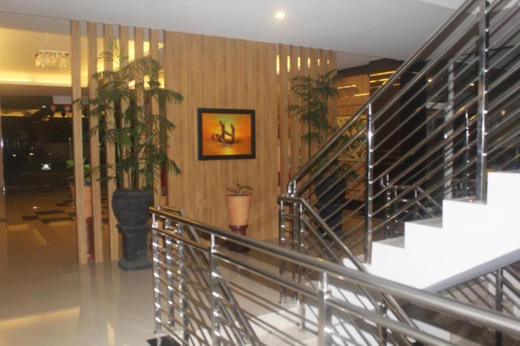 Prima Sr Hotel & Convention Yogyakarta Слеман Екстериор снимка