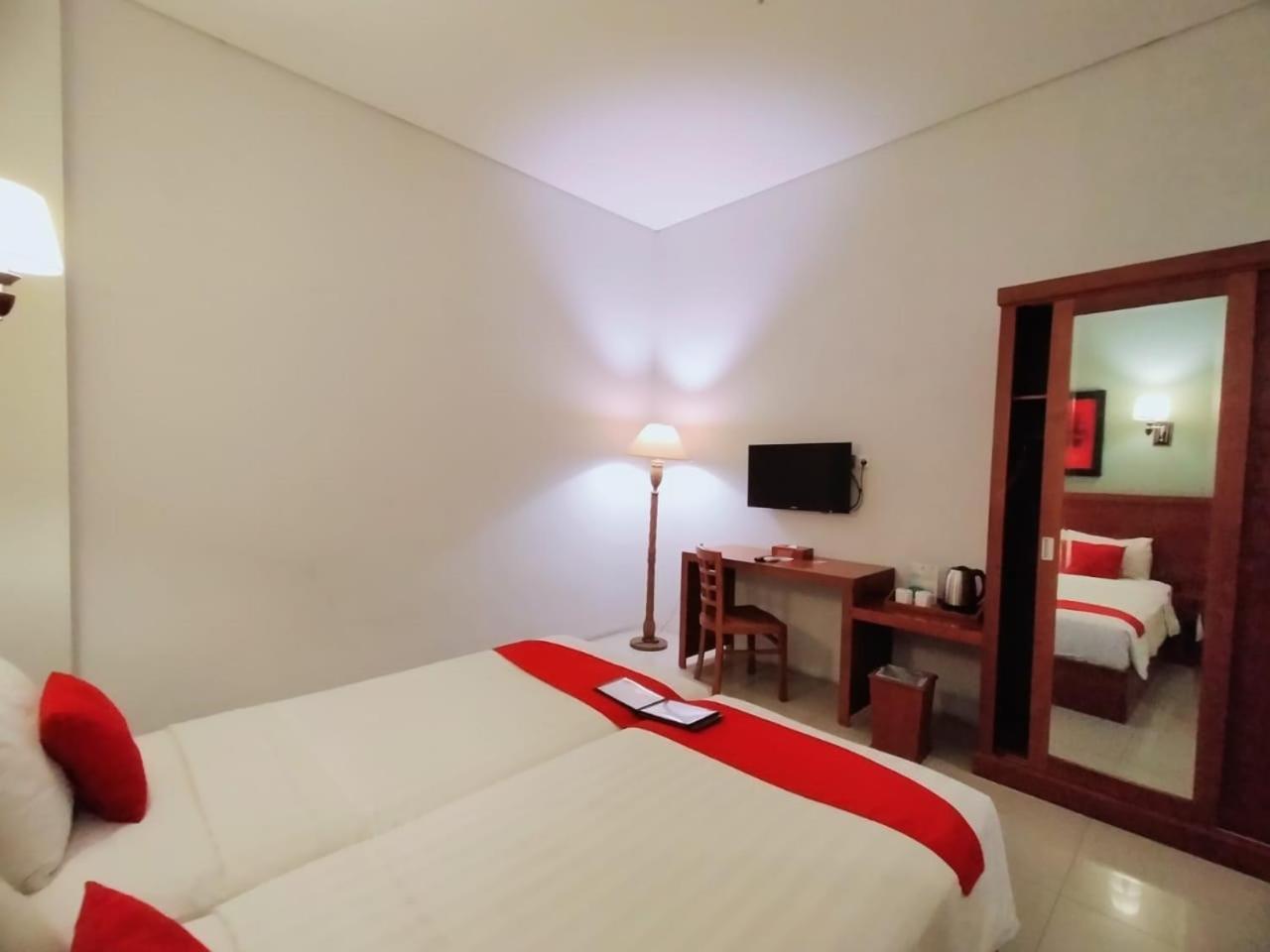 Prima Sr Hotel & Convention Yogyakarta Слеман Екстериор снимка