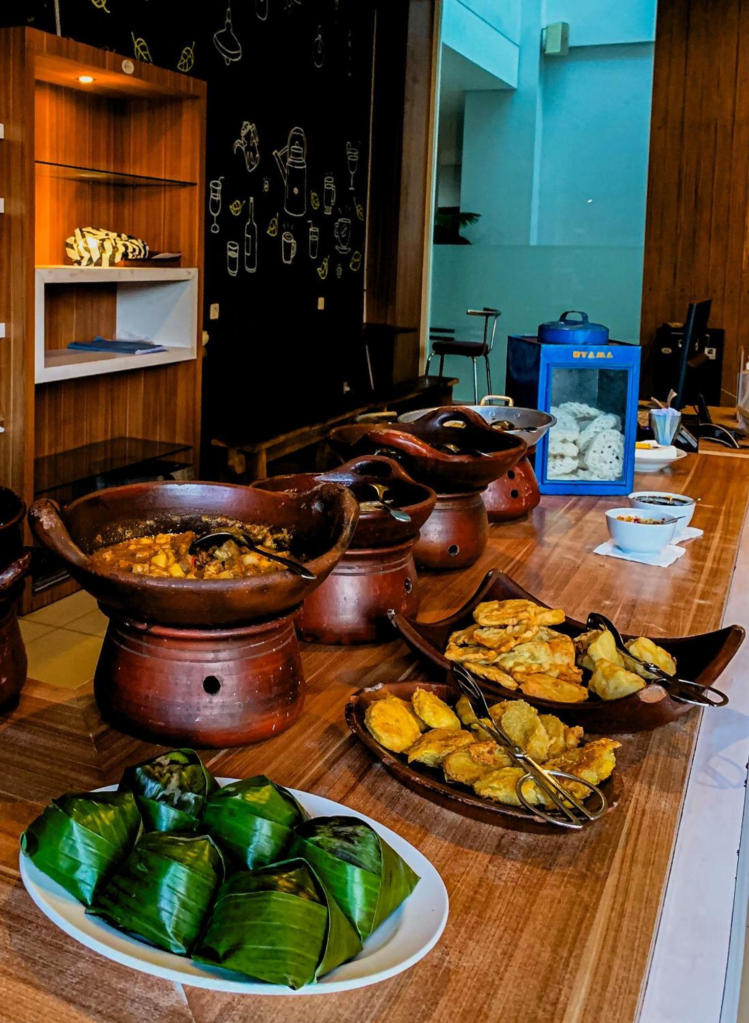 Prima Sr Hotel & Convention Yogyakarta Слеман Екстериор снимка