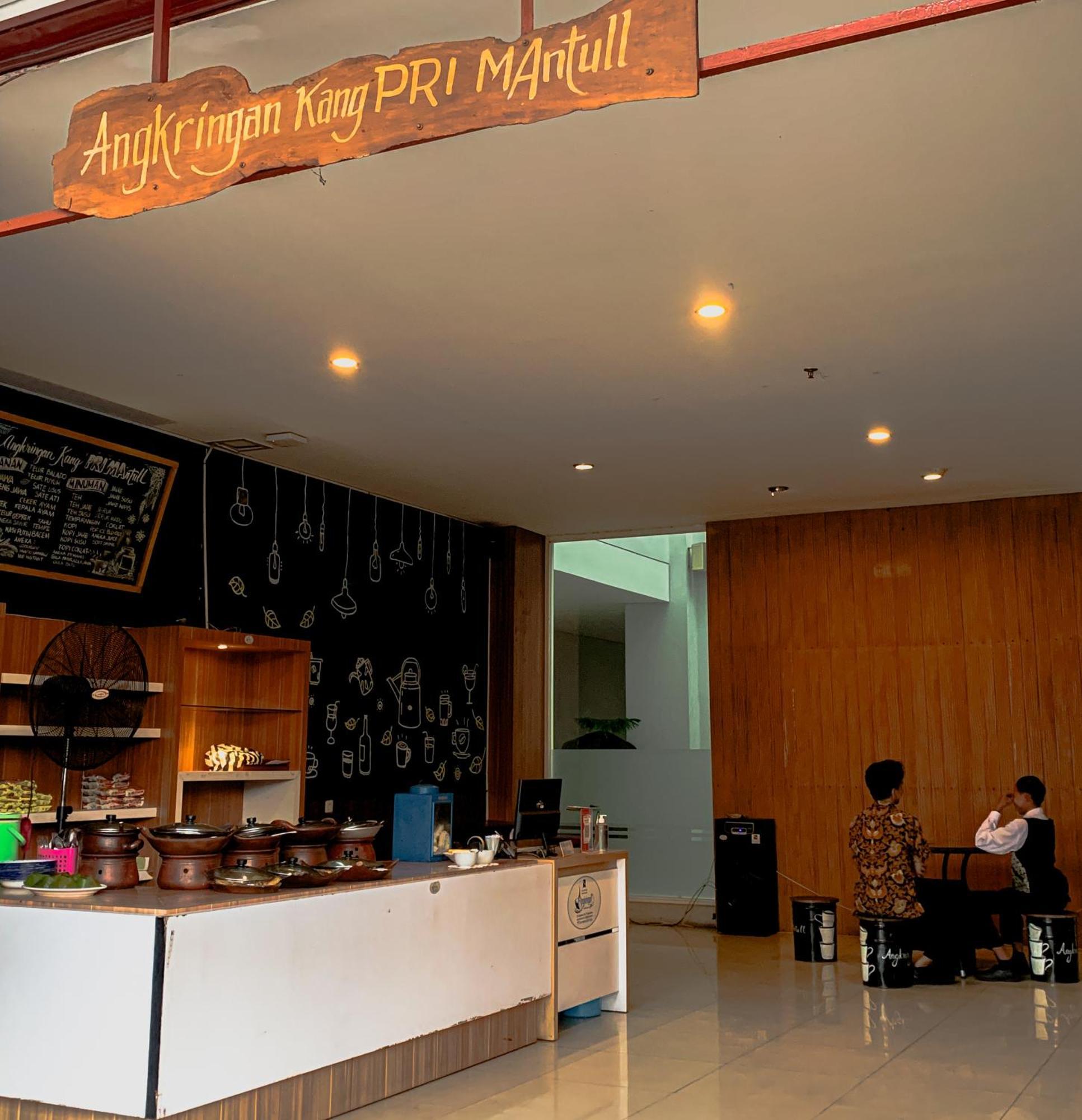 Prima Sr Hotel & Convention Yogyakarta Слеман Екстериор снимка
