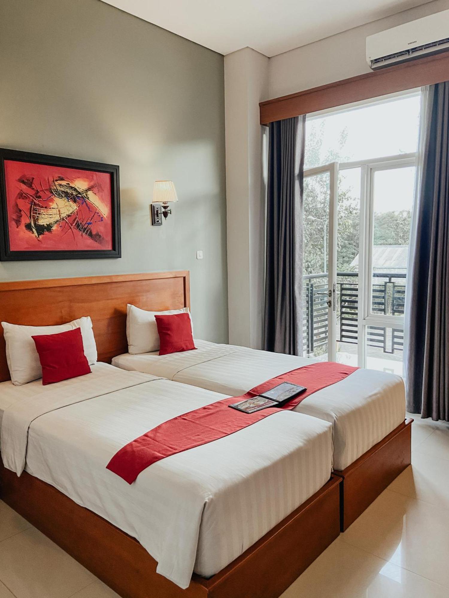 Prima Sr Hotel & Convention Yogyakarta Слеман Екстериор снимка