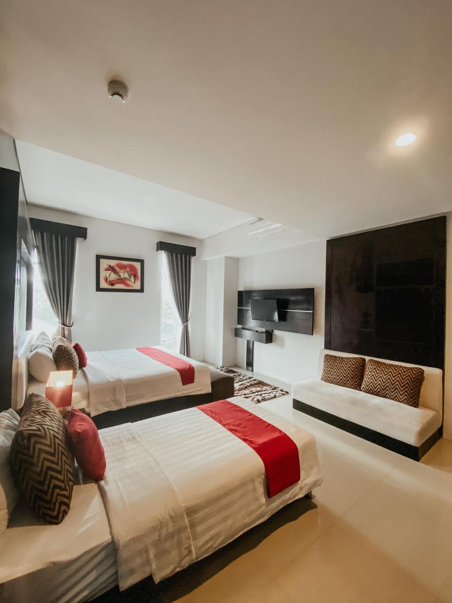 Prima Sr Hotel & Convention Yogyakarta Слеман Екстериор снимка