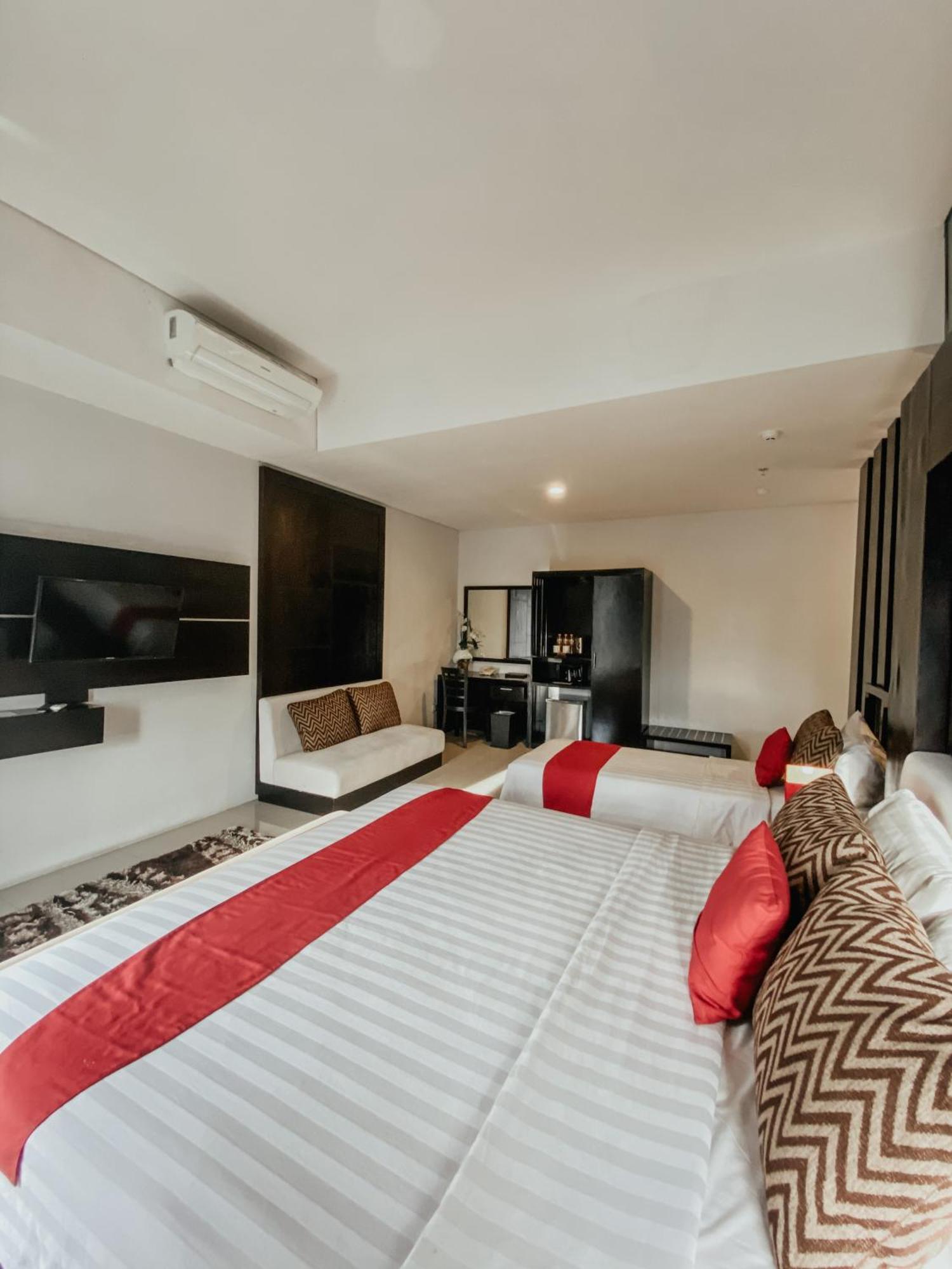 Prima Sr Hotel & Convention Yogyakarta Слеман Екстериор снимка