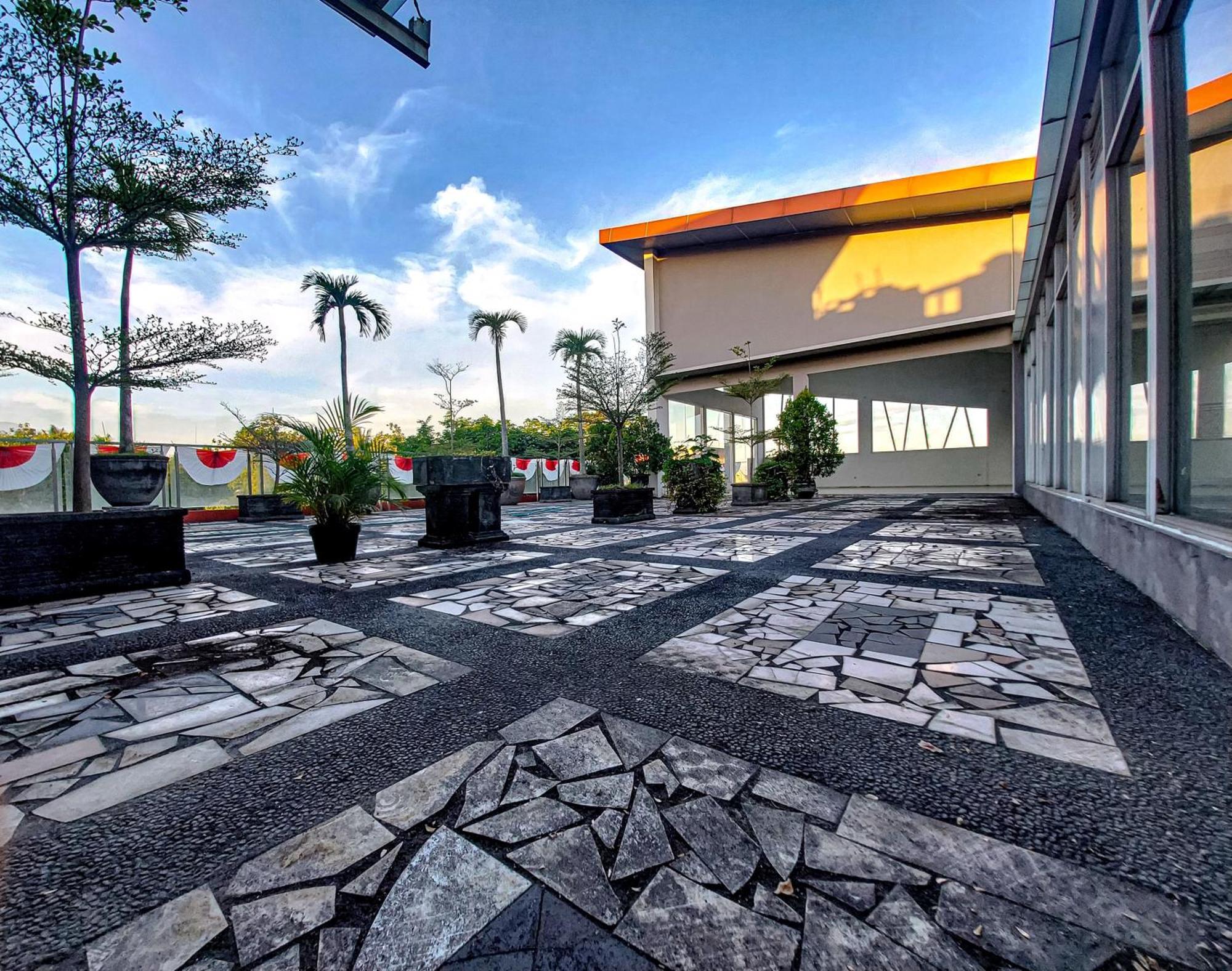 Prima Sr Hotel & Convention Yogyakarta Слеман Екстериор снимка