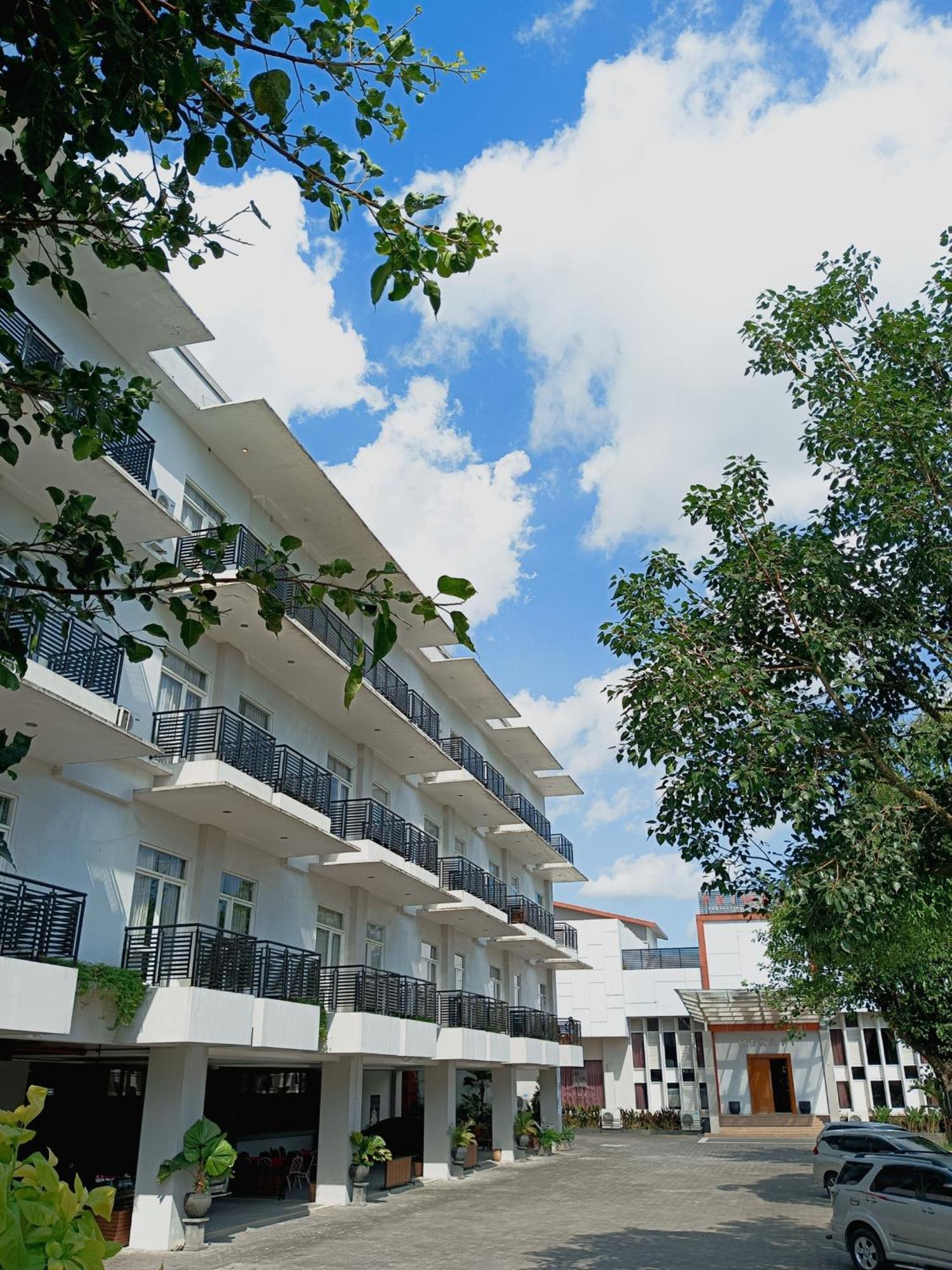 Prima Sr Hotel & Convention Yogyakarta Слеман Екстериор снимка
