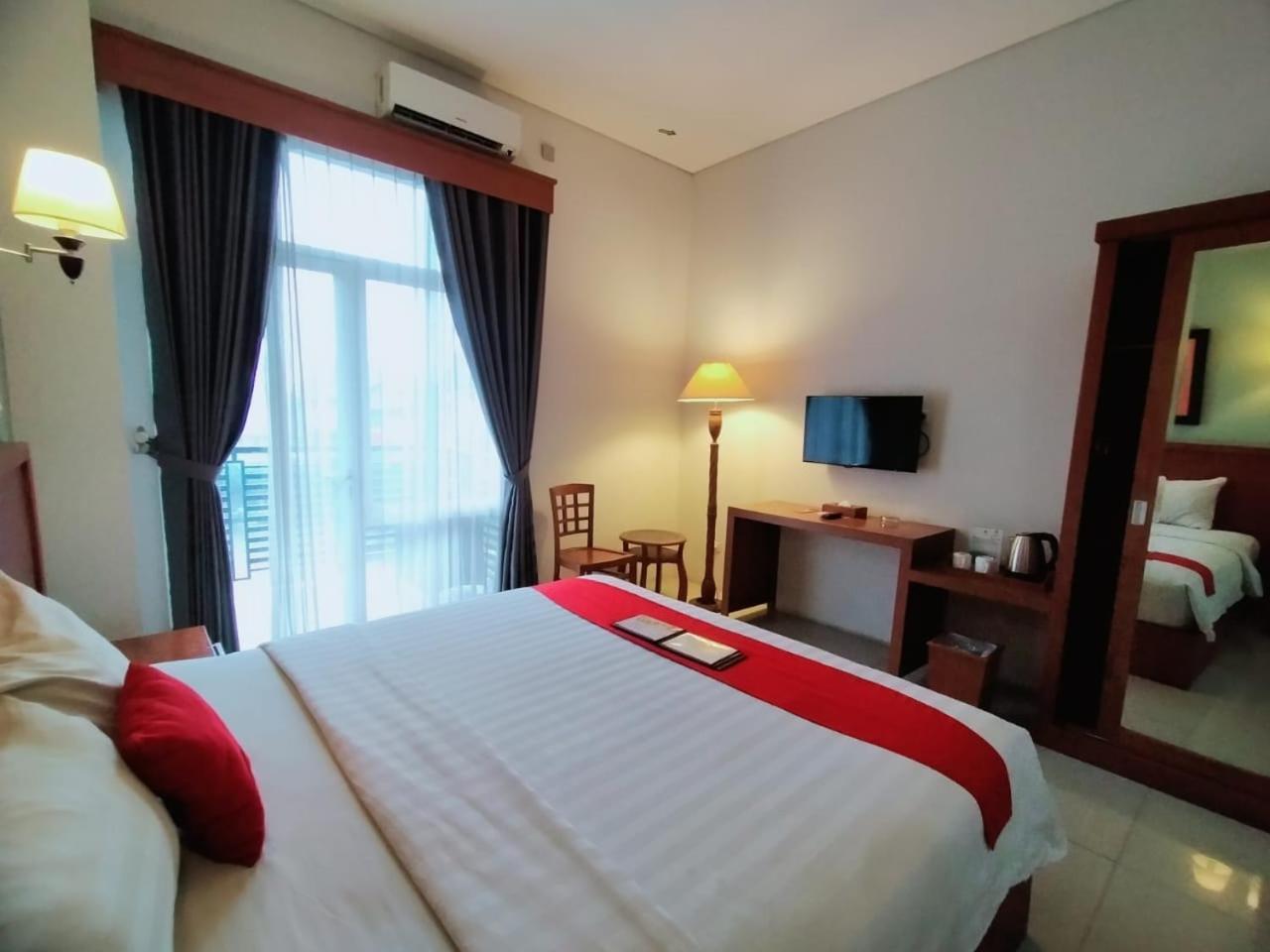 Prima Sr Hotel & Convention Yogyakarta Слеман Екстериор снимка
