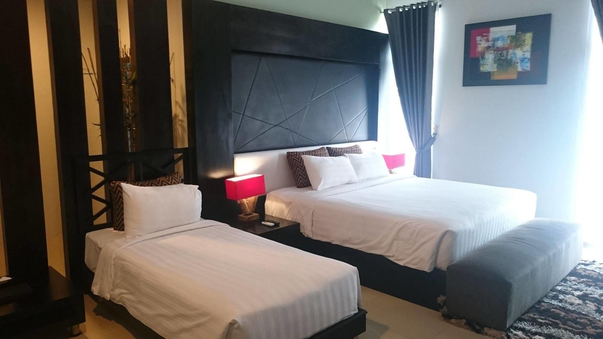 Prima Sr Hotel & Convention Yogyakarta Слеман Екстериор снимка