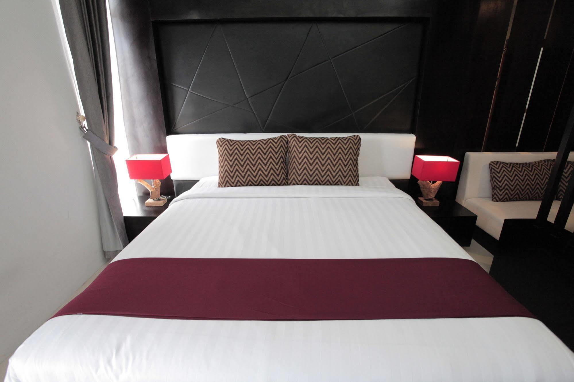Prima Sr Hotel & Convention Yogyakarta Слеман Екстериор снимка