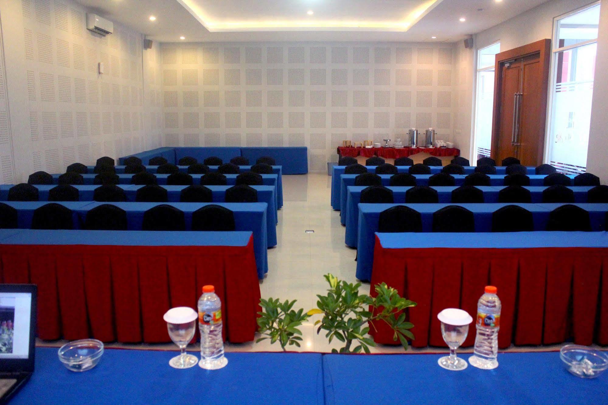 Prima Sr Hotel & Convention Yogyakarta Слеман Екстериор снимка