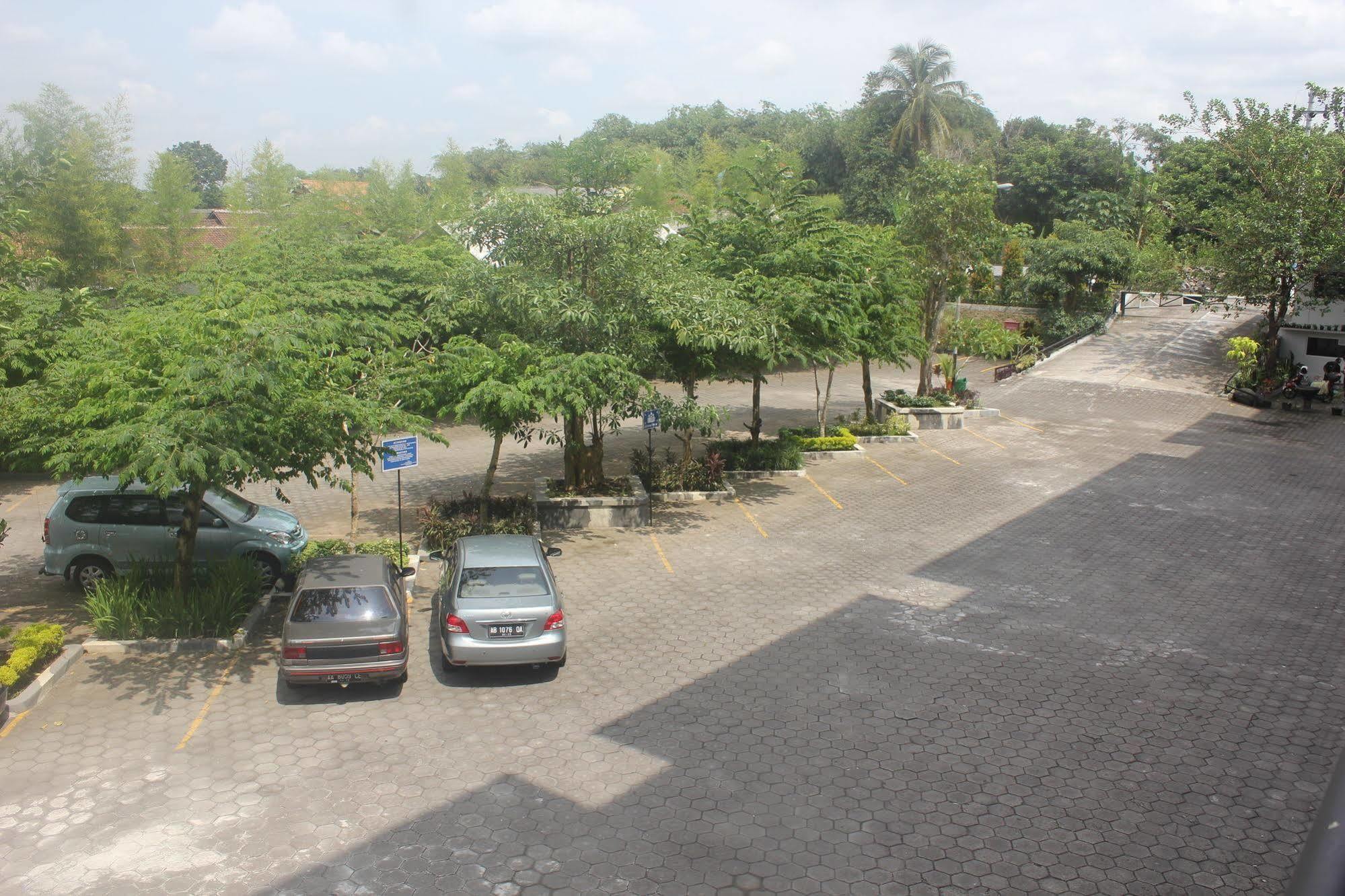 Prima Sr Hotel & Convention Yogyakarta Слеман Екстериор снимка